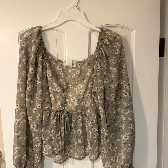 Saints and Hearts Grey Ditsy Floral Top Medium NWOT - Picture 2 of 4